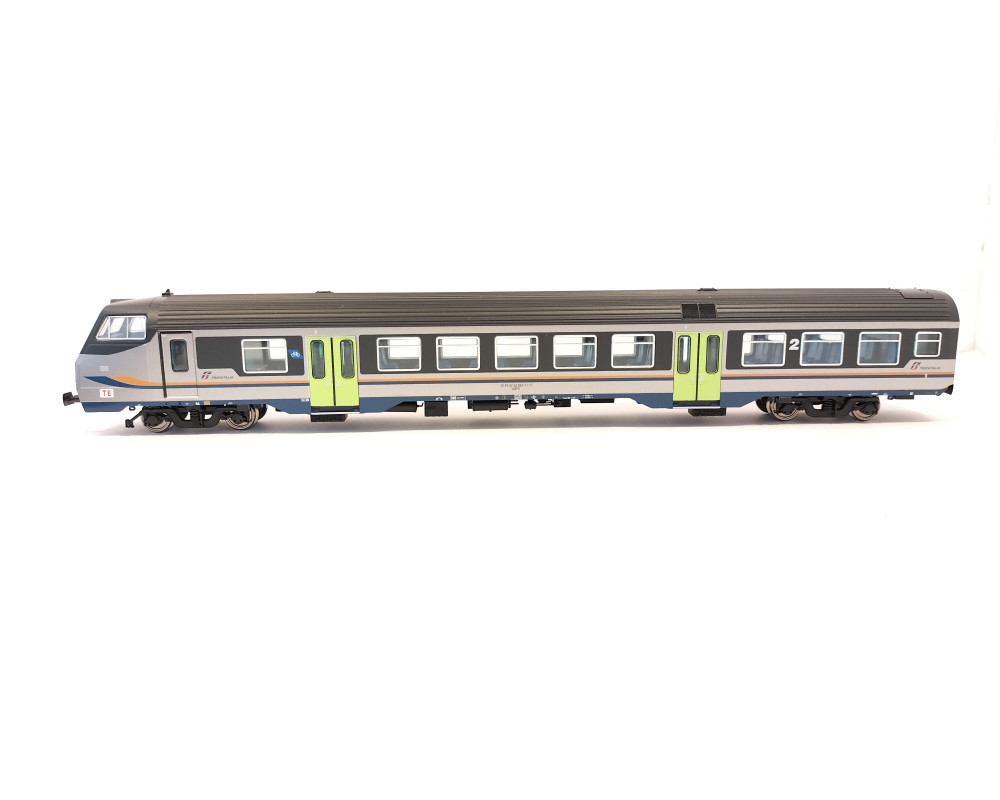 Carrozza pilota MDVC di 2° classe livrea DTR con illuminazione interna Carrozza pilota MDVC di 2° classe livrea DTR con illuminazione interna