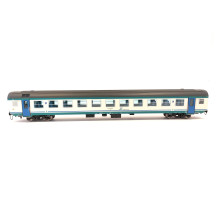 Carrozza MDVE di 1° classe nella livrea XMPR delle FS, con illuminazione interna