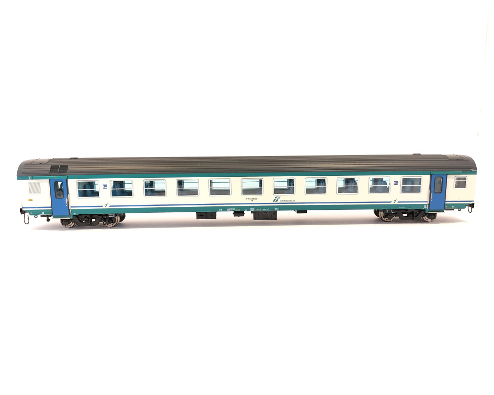 Carrozza MDVE di 1° classe nella livrea XMPR delle FS, con illuminazione interna Carrozza MDVE di 1° classe nella livrea XMPR delle FS, con illuminazione interna