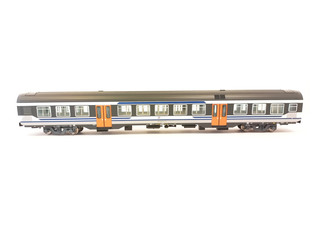 Carrozza MDVC in livrea DTR FVG, senza logo per trasporto biciclette, con illuminazione interna Carrozza MDVC in livrea DTR FVG, senza logo per trasporto biciclette, con illuminazione interna