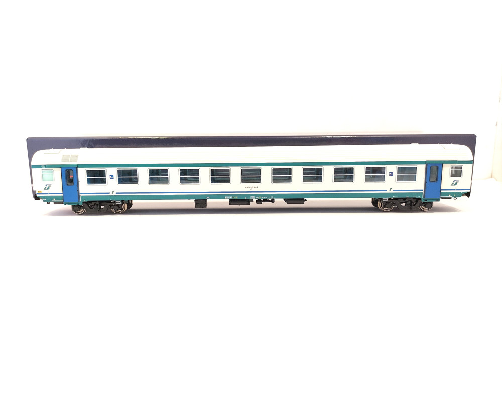 Carrozza MDVE di 1° classe, in livrea XMPR, con tetto bianco e illuminazione interna Carrozza MDVE di 1° classe, in livrea XMPR, con tetto bianco e illuminazione interna