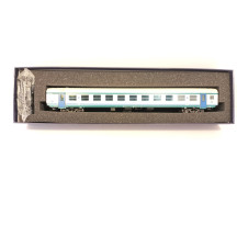 Carrozza MDVE di 1° classe, in livrea XMPR, con tetto bianco e illuminazione interna