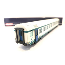 Carrozza MDVE di 1° classe, in livrea XMPR, con tetto bianco e illuminazione interna