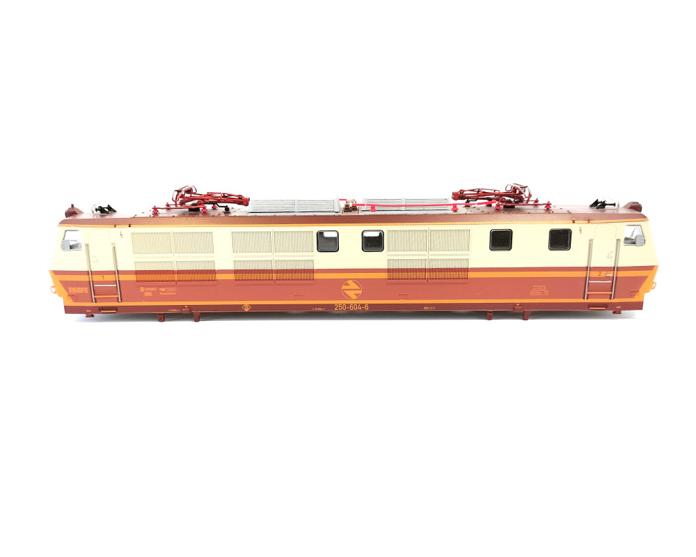 Carrozzeria semi assemblata completa di pantografi Renfe 250.004